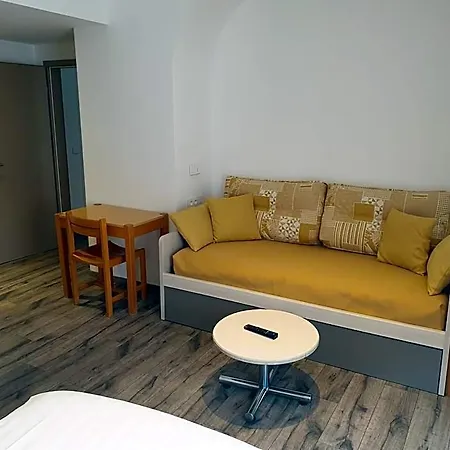 Logis Restaurant Le Faude מלון 2*
