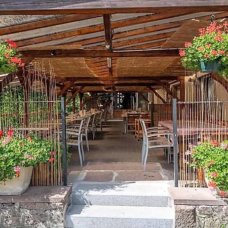 Logis Restaurant Le Faude לפוטרואה