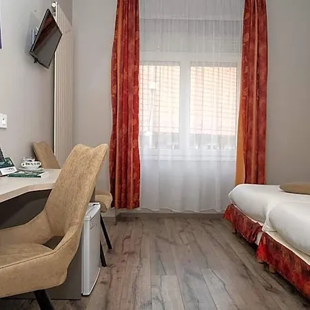 Logis Restaurant Le Faude לפוטרואה