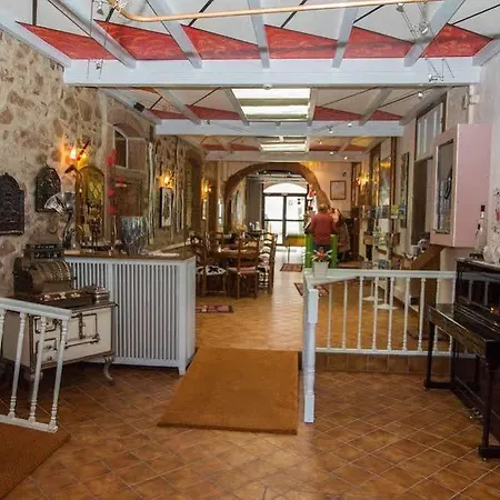 Logis Restaurant Le Faude מלון