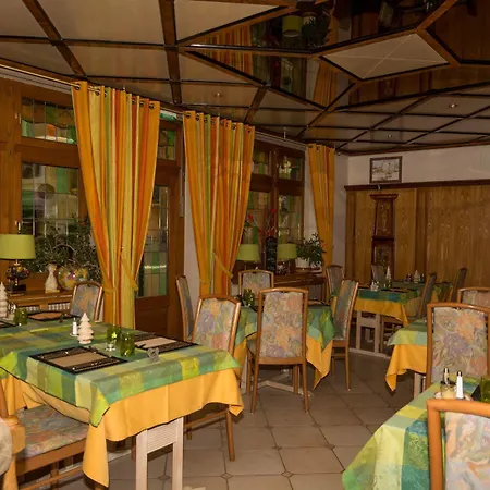 Logis Restaurant Le Faude מלון