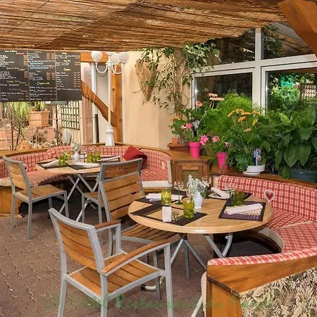 Logis Restaurant Le Faude מלון